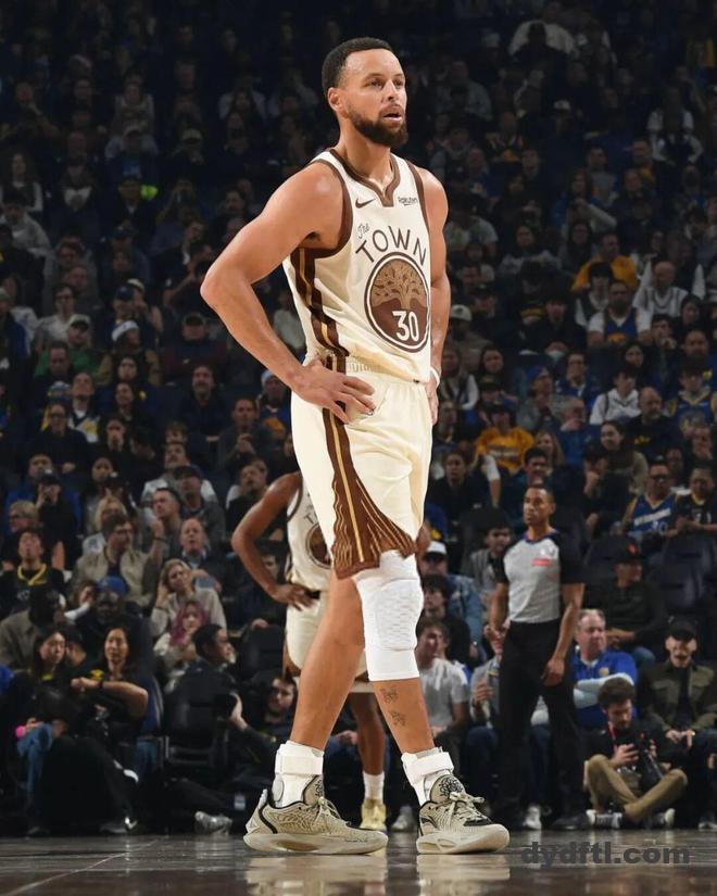 nimg-478 一年怒亏2个亿,库里和安德玛的“孽缘”