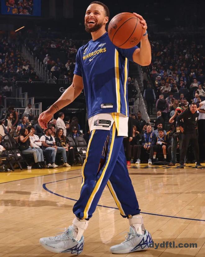 nimg-479 一年怒亏2个亿,库里和安德玛的“孽缘”